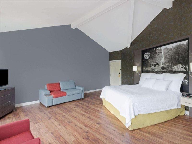 Hotel Super 8 By Wyndham Sturbridge Esterno foto