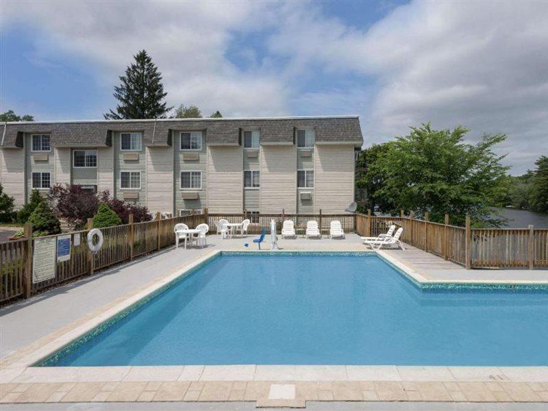 Hotel Super 8 By Wyndham Sturbridge Esterno foto