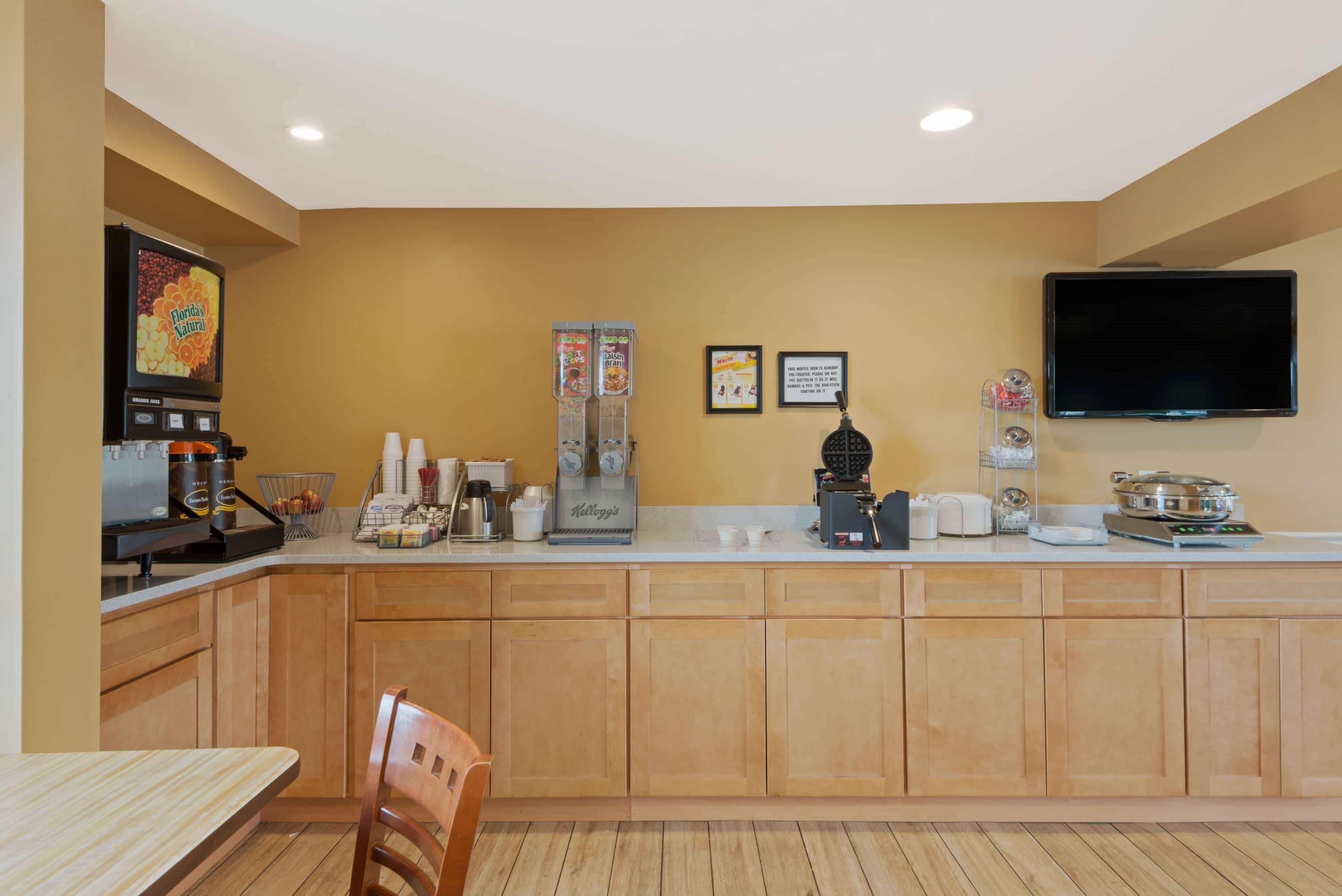 Hotel Super 8 By Wyndham Sturbridge Esterno foto