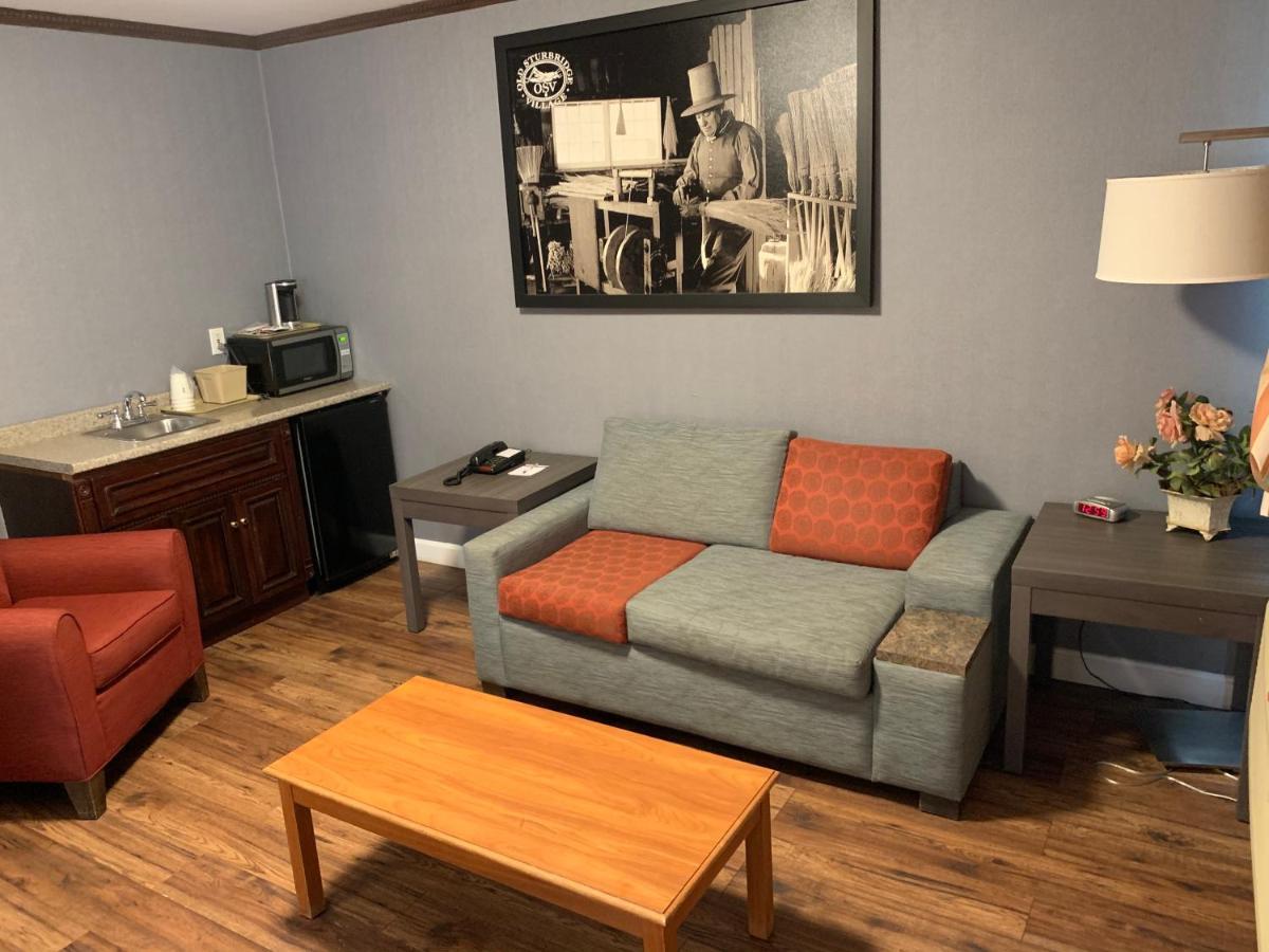 Hotel Super 8 By Wyndham Sturbridge Esterno foto