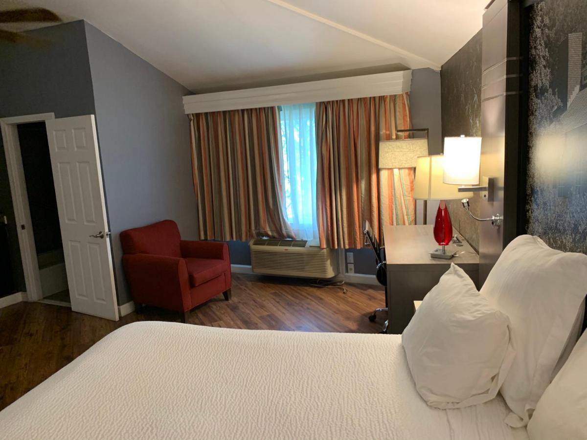 Hotel Super 8 By Wyndham Sturbridge Esterno foto
