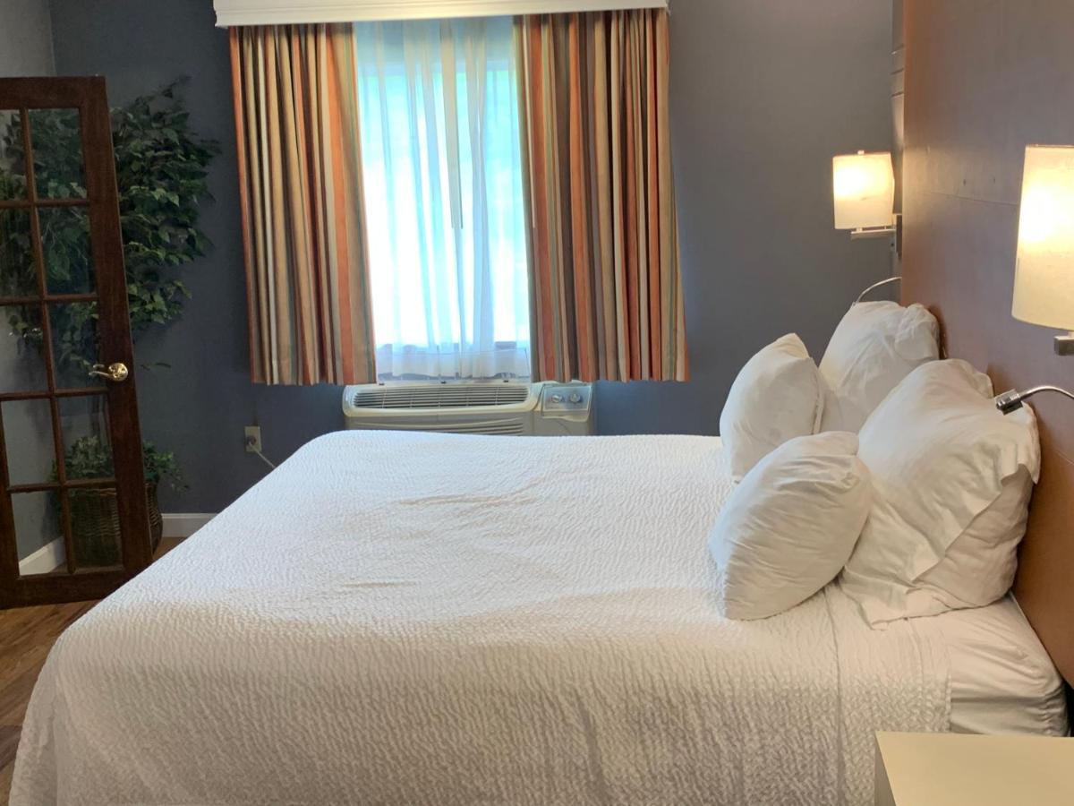 Hotel Super 8 By Wyndham Sturbridge Esterno foto